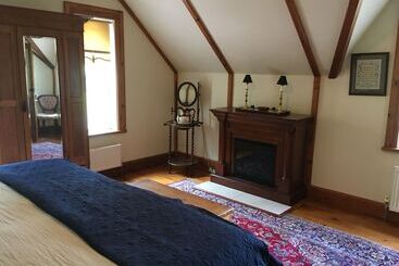 Sawyer S Creek Bed And Breakfast