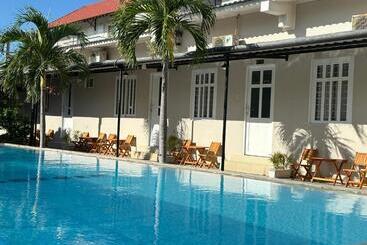 هتل Pharos Guesthouse