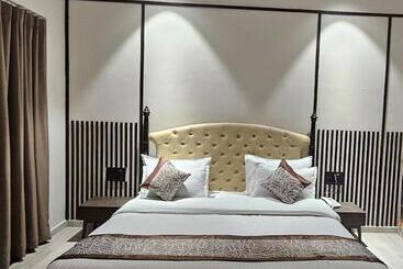 בית מלון כפרי The Premier Gir Resort