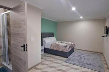 פנסיון Haresca Luxury Accommodation Bellville