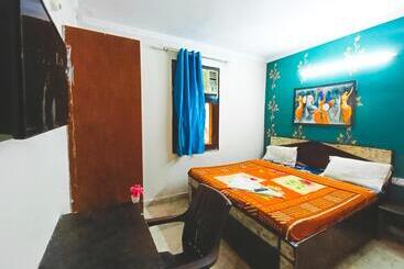 Roomshala 153 Hotel Krishnashrya