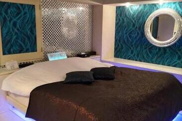 בית מלון כפרי サラスイート栗橋