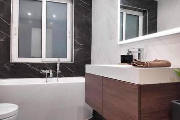 پانسیون New Modern Shared Apartment 4km Away From Airport