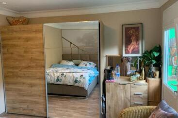 Bed and Breakfast Jungle Magic Room Near Atomium , Heyzel Stadium