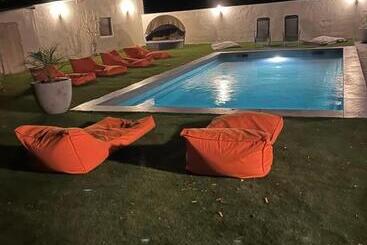 تختخواب و صبحانه Leverest Rooms