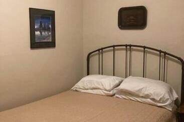 تختخواب و صبحانه Private Room With Shared Bathroom In Lakeview   2c