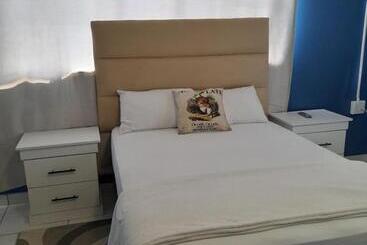 פנסיון Master Palace Guest House Randfontien