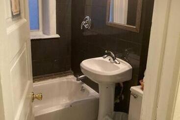 تختخواب و صبحانه Large Private Room With Queen Bed   2a