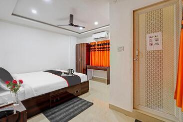 ホテル O Lakhi Guest House