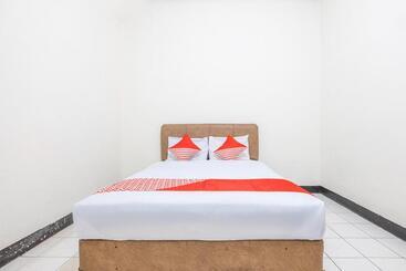 Super Oyo 2703 Hotel Transit 1