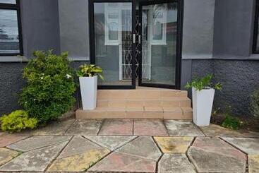 פנסיון 13 On Fifth