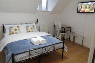 פנסיון Eagle Way Apartment