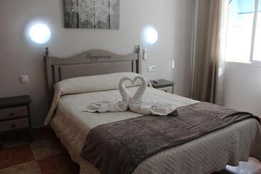 بنسيون Virgen Del Rocío