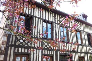 ベッドアンドブレックファースト Le Petit Manoir De La Vernelle