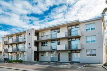 Glenelg Holiday Apartments - Corfu