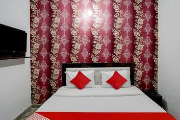 בית מלון כפרי Flagship The Royal Guest House