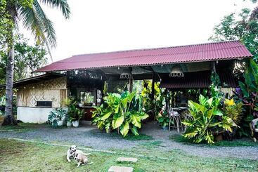 استراحتگاه Banlaw Pool & Garden