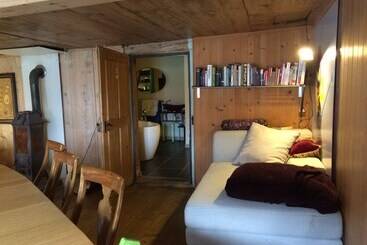 דירות לתיירים 400 Year Old Swiss Chalet