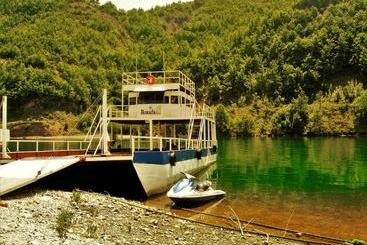 فندق صغير Rozafa Ferry & Accommodation