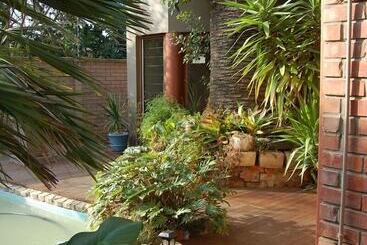 펜션 A La Martha S Airport Guest House