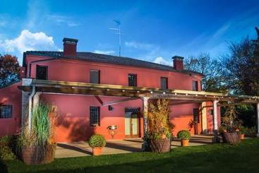 بنسيون Borgo La Colombara