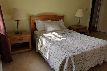 Spruce Lane Lodge And Cottages