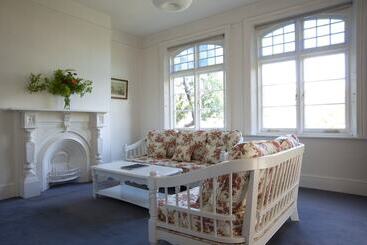 تختخواب و صبحانه Lowena Cafe And Accommodation