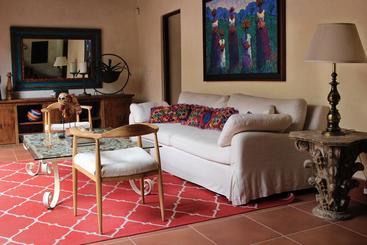 تختخواب و صبحانه Serendipity Boutique