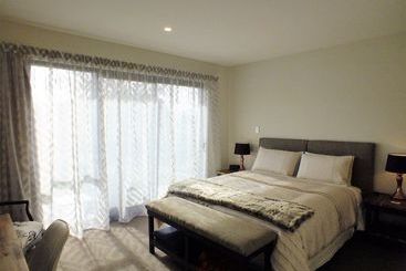 تختخواب و صبحانه Copper Beech Wanaka  Luxury Accommodation