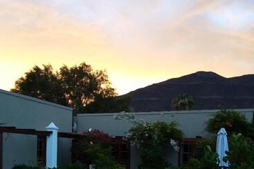 פנסיון Villa Reinet Guest House