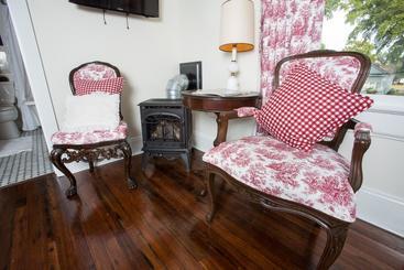 تختخواب و صبحانه The Guest House At Gulfport Landing