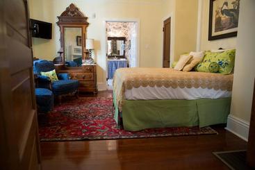 تختخواب و صبحانه The Guest House At Gulfport Landing