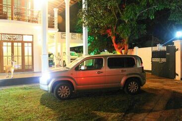 هتل Mahakumara White House