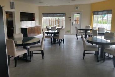 هتل Orca Inn Suites