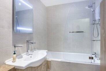 Riverbank View Three Bedroom Apartment With Free Parking