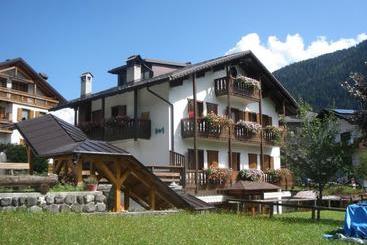 فندق Albergo Ombrettola