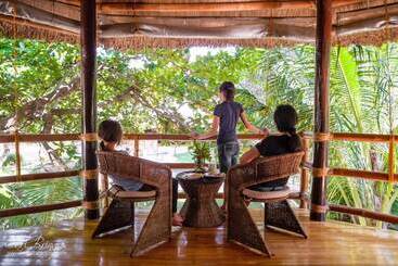 تختخواب و صبحانه Cashew Grove Beach Resort