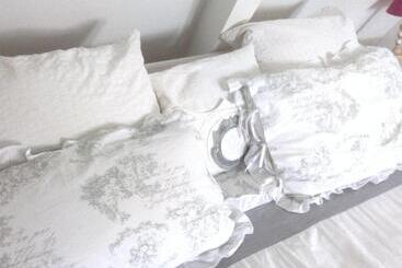 La Maison Du Phare De Honfleur Chambre D Hôtes B&b  Jacuzzi   Shabby Chic