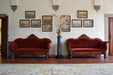 هتل Charming Villa Marcialla