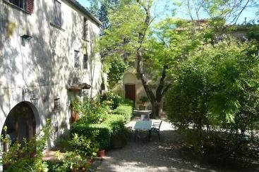 هتل Charming Villa Marcialla