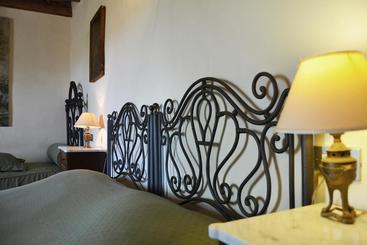 هتل Charming Villa Marcialla