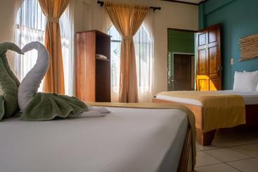 هتل Tamarindo Hostel Resort