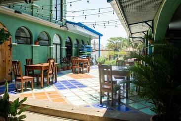 هتل Tamarindo Hostel Resort