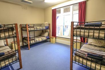 هتل Yha Rolleston House