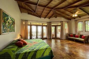 בית מלון כפרי Lost Iguana Resort And Spa