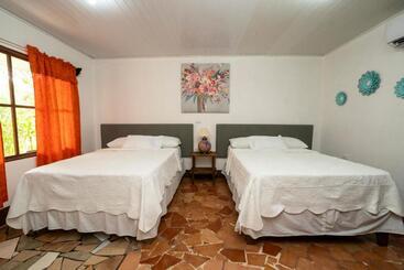 Отель Tortuguero Beachfront