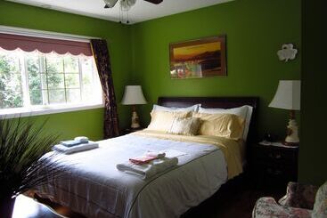 Отель The Grateful Bed B N B