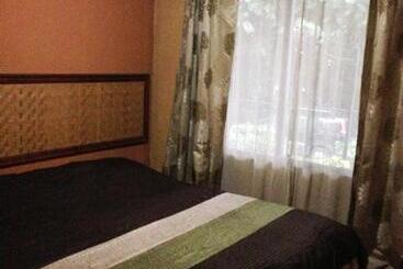 Melrost Airport Bed & Breakfast