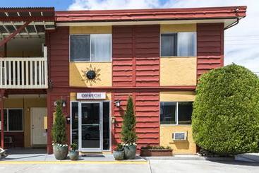 Maple Leaf Motel Inn Towne