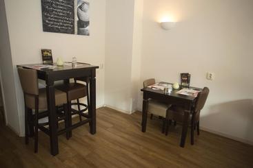 هتل Eetcafe Van Ee